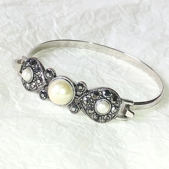 FAUX PEARL & MARCASITE BRACELET - VINTAGE STYLE SILVERTONE - Picture 1 of 6